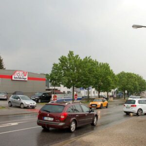 Bajuwarenstr. 14/bei A.T.U/geg. Metro/Einfahrt